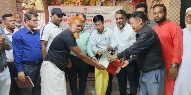 রাউজান পৌরসভার উদ্যোগে পৌরসভাস্থ বিভিন্ন ওয়ার্ডের হত দরিদ্র জনসাধারণের মাঝে (ভিজিএফ) এর চাউল বিতরণ